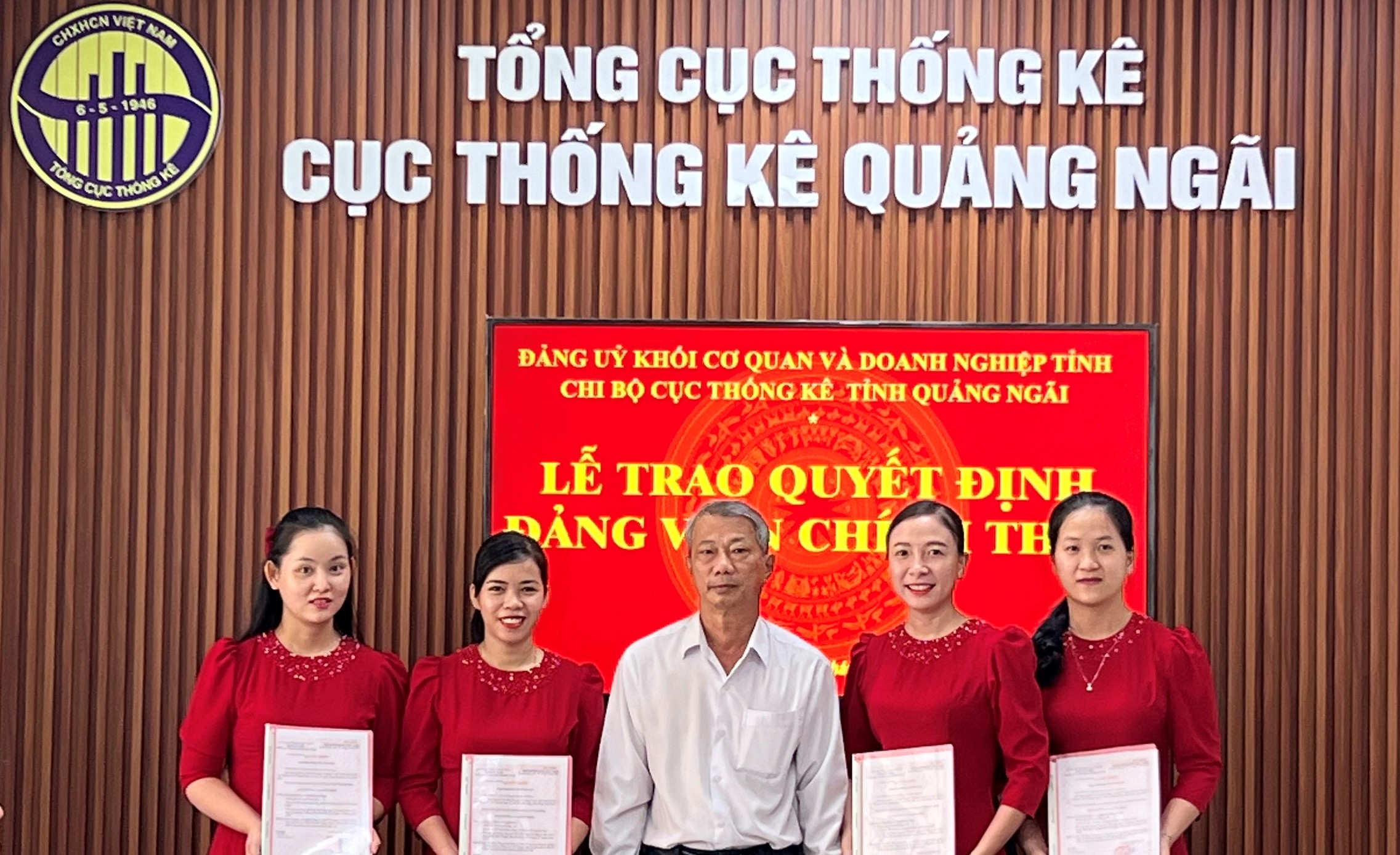 Đồng chí Nguyễn Hùng - Bí thư chi bộ trao quyết định cho 04 đồng chí đảng viên