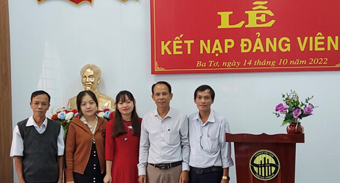 Chi bộ Chi cục Thống kê huyện Ba Tơ tổ chức lễ kết nạp đảng viên