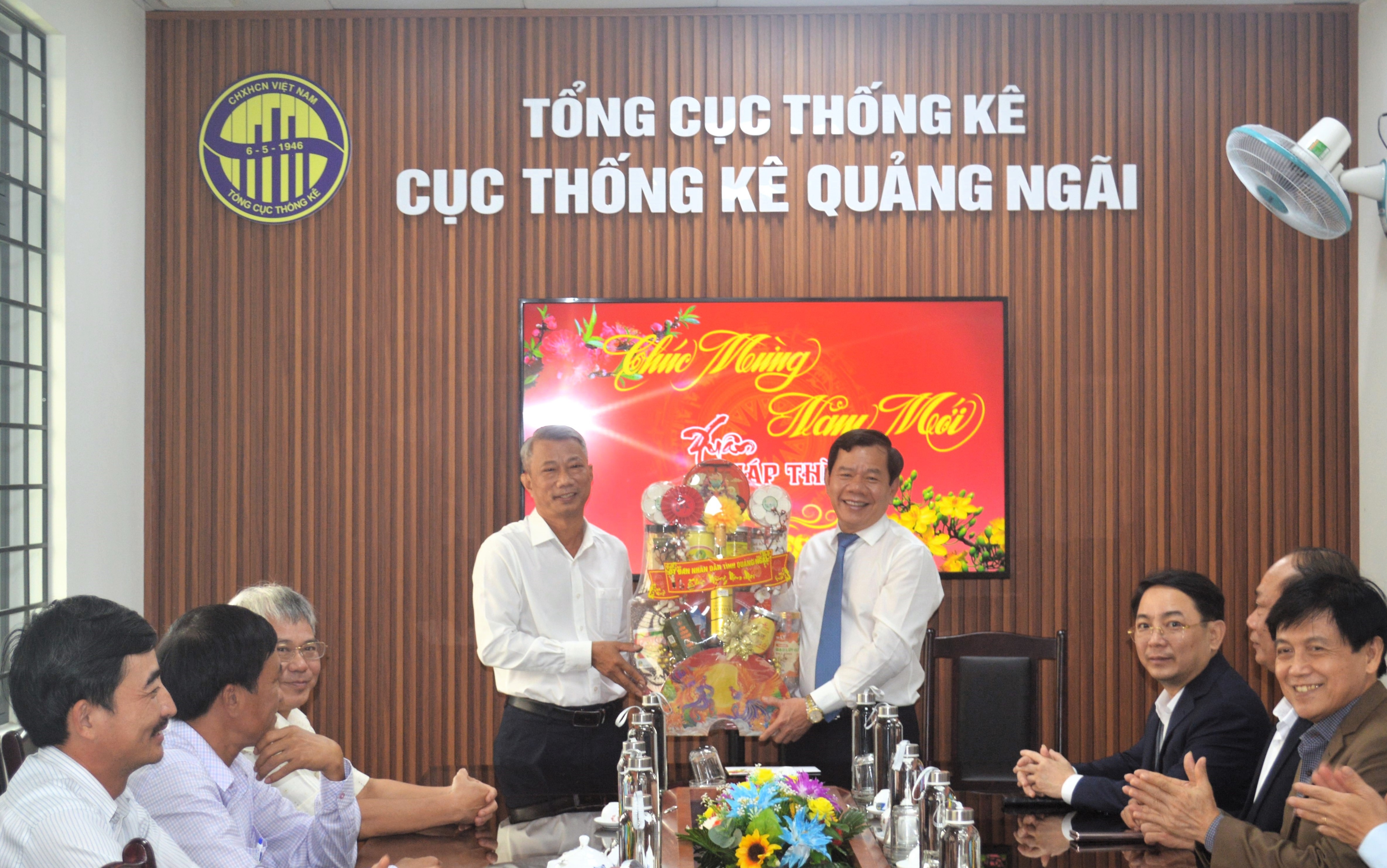 Chủ tịch UBND tỉnh Quảng Ngãi Đặng Văn Minh thăm, chúc tết tại Cục Thống kê tỉnh